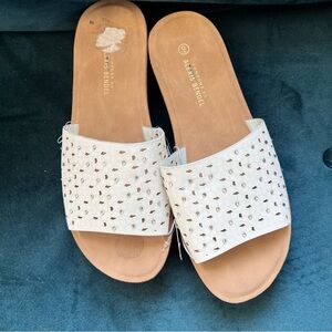 Alexis Bendel Cutout Floral Platform White Paloma Sandals Rhinestones NWT SIZE 9